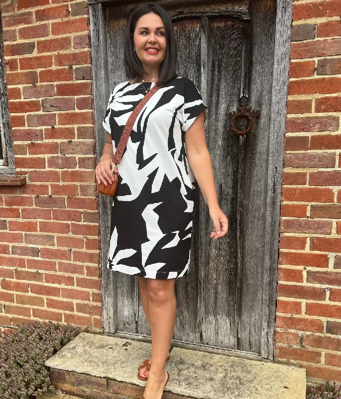 Women's Skirted Dress-Black & White Graphic Shift Dress