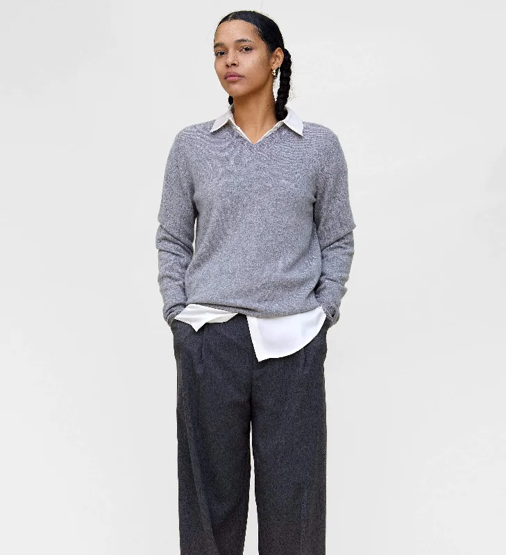 Women's Sweater for Modern Style-The V-Neck Basic Sweater
