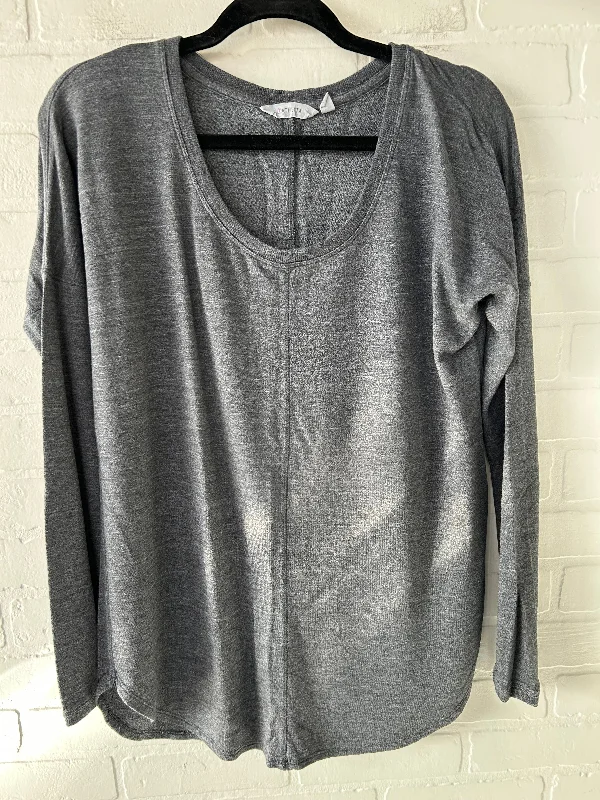 Women's Loose Fit Long Sleeve T-shirt -Athletic Top Long Sleeve Crewneck By Athleta In Grey, Size: S Women's Loose Fit Long Sleeve T-shirt -Athletic Top Long Sleeve Crewneck By Athleta In Grey, Size: S