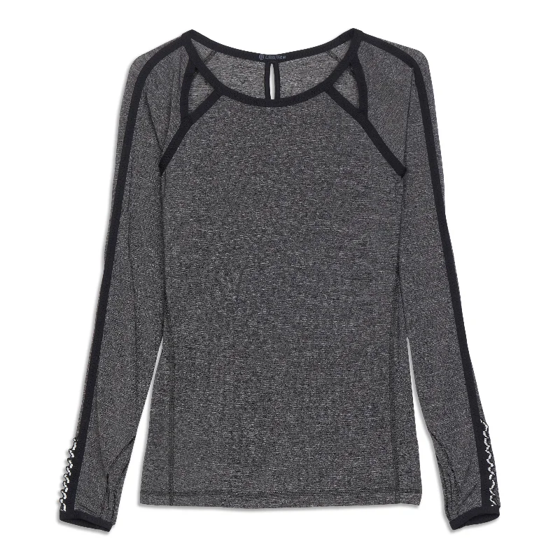 Women's Essential Long Sleeve T-shirt for Layering -Run Team Spirit Long Sleeve Shirt - Resale Women's Essential Long Sleeve T-shirt for Layering -Run Team Spirit Long Sleeve Shirt - Resale
