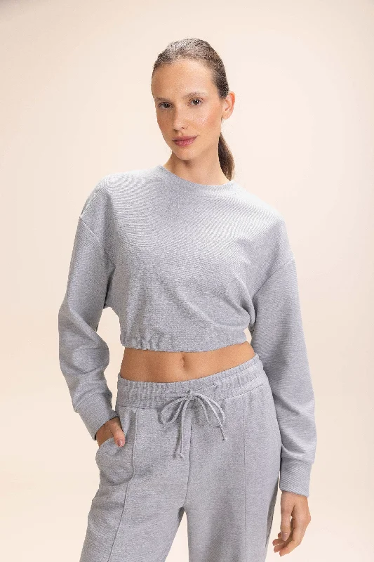 Women's Relaxed Long Sleeve T-shirt for Cool Weather -Sleek Long Sleeve Crop Sweatshirt Women's Relaxed Long Sleeve T-shirt for Cool Weather -Sleek Long Sleeve Crop Sweatshirt