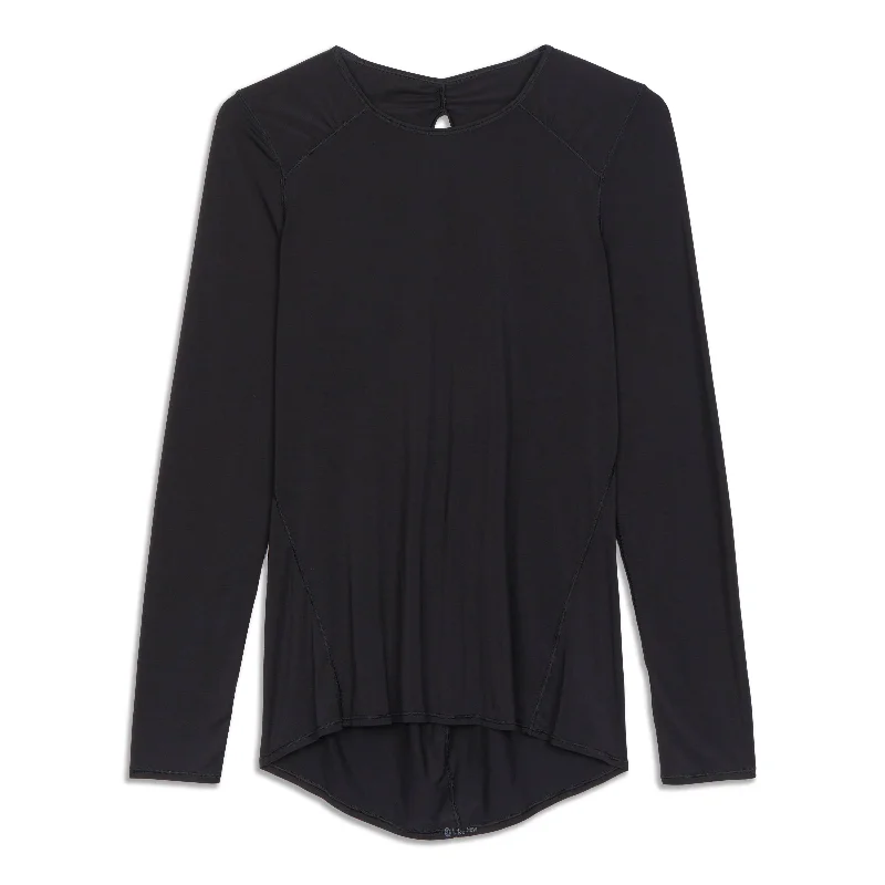 Women's Minimalistic Long Sleeve T-shirt with Details -Timeless Twist Long Sleeve Shirt - Resale Women's Minimalistic Long Sleeve T-shirt with Details -Timeless Twist Long Sleeve Shirt - Resale