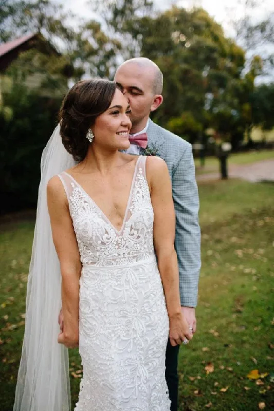 Silk Satin Wedding Dresses with Off-Shoulder Design -Chic V Neck Sleeveless Mermaid Lace V Back Wedding Dress OKU47